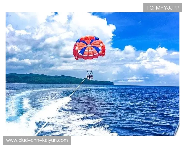 海岛沙滩滑翔伞,飞越海岸线的自由快感,海边滑翔伞 冲浪